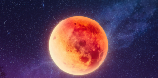 Today, The Total Lunar Eclipse Will Color The Moon Blood Red And It's Bringing Love, Romance And A Lot Of Emotions