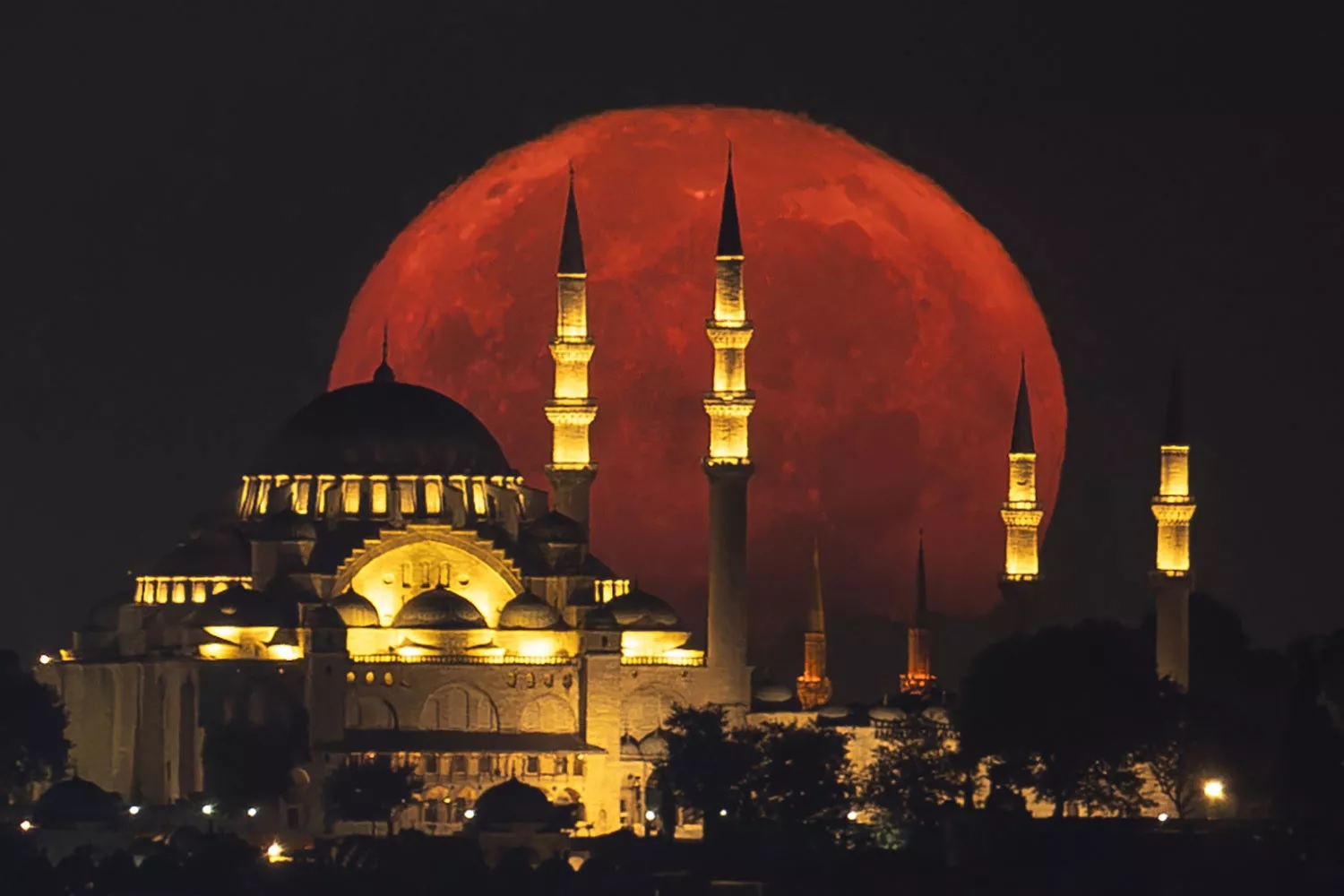 Rare super blue moon in Istanbul