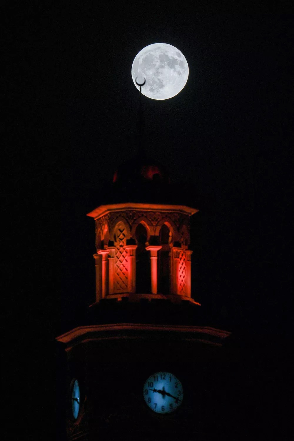 Rare super blue moon in İzmir, Turkey