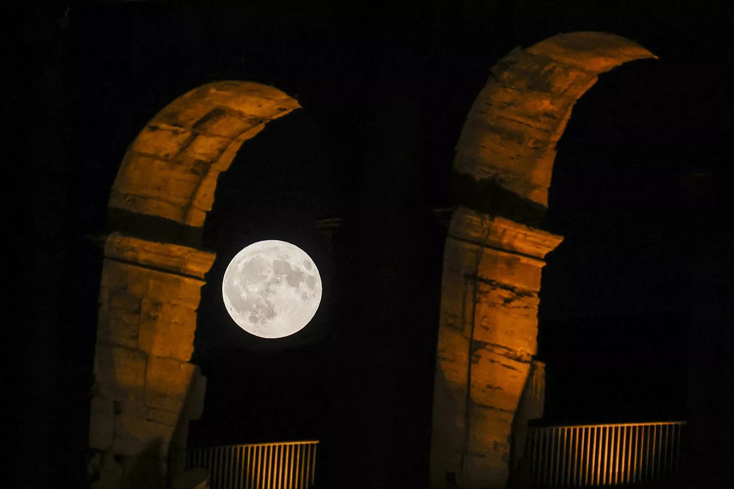 Rare super blue moon in Italy